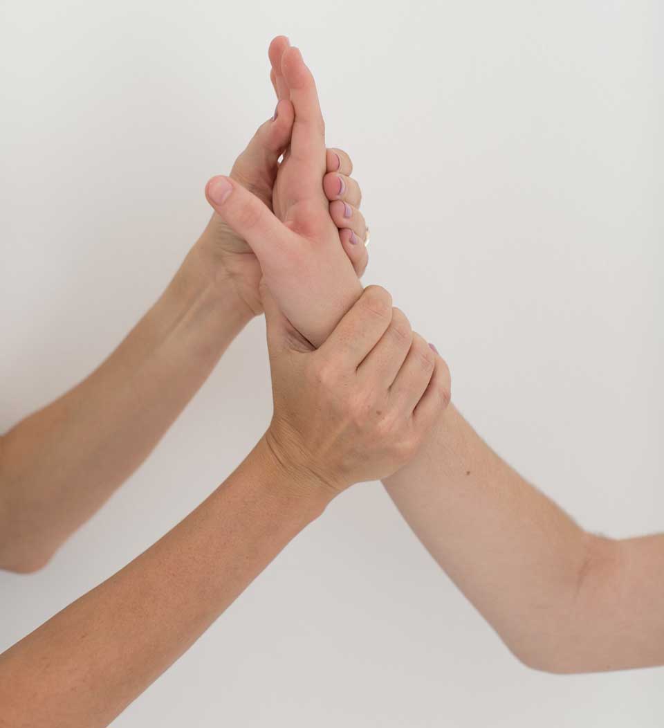 Finger-or-thumb-sprains-and-ligament-injuries-Causes